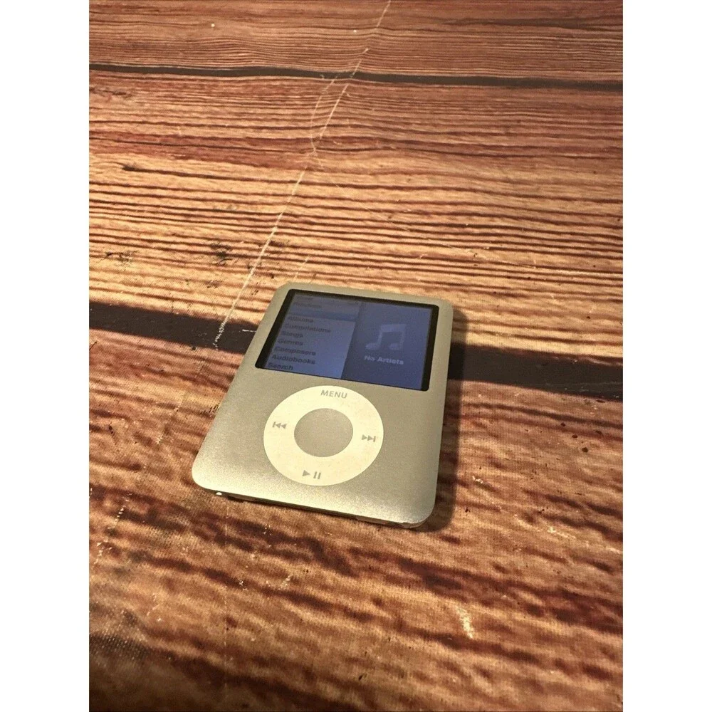Apple iPod Nano 3rd Generation 8GB A1236 - WORKING